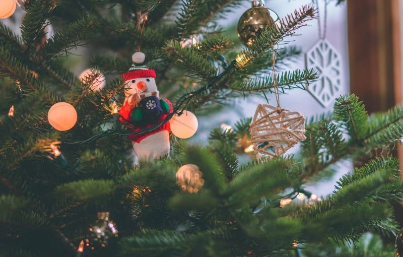 Giant Artificial Christmas Trees vs. Real Trees: Weighing the Pros and Cons